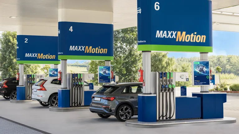 Cars at the MaxxMotion filling station